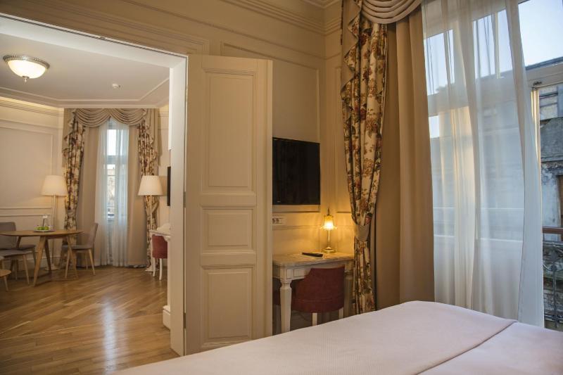 CORINNE SUITE image 2