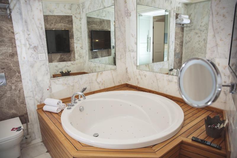 CORINNE SUITE image 4