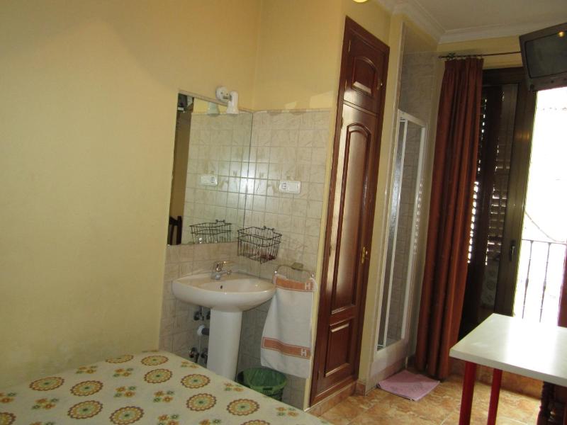 Single Room with Shared Toilet image 3