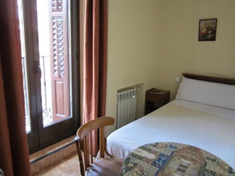 Single Room with Shared Bathroom image 4