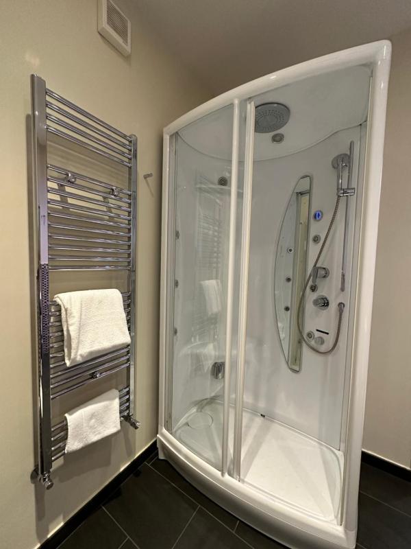 Deluxe Double or Twin Room image 3