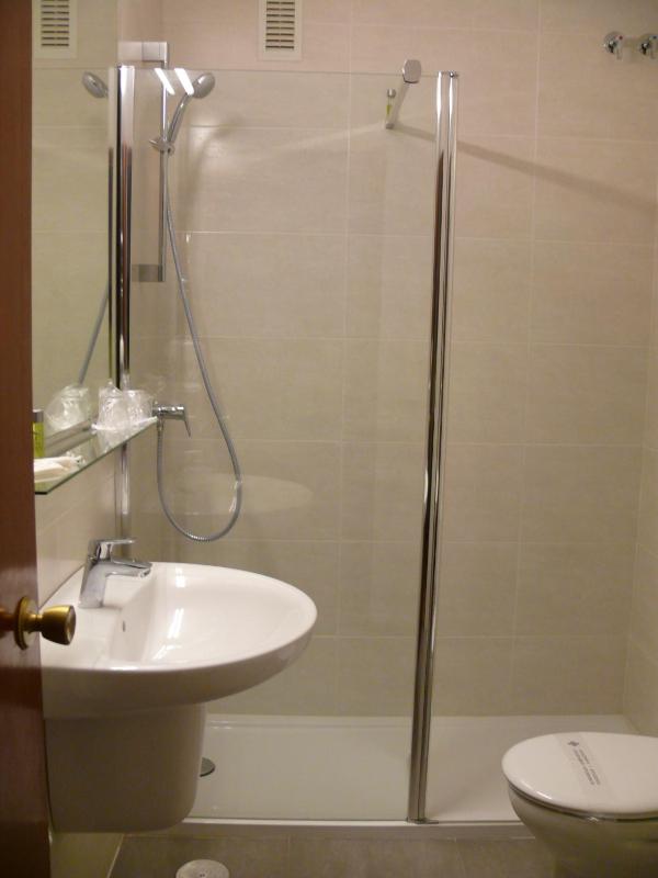 Twin Room image 3