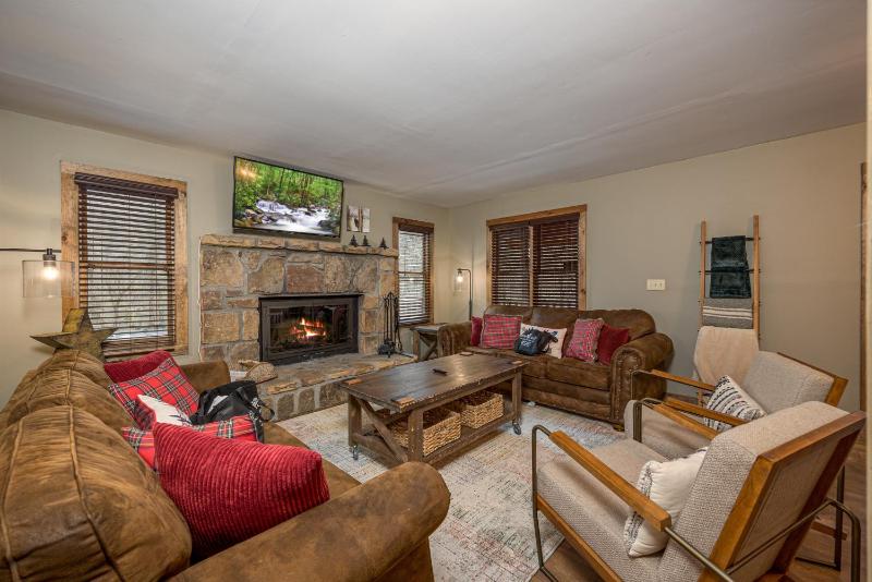 Southern Luxury Cabin with Fireplace and Grill - image 17