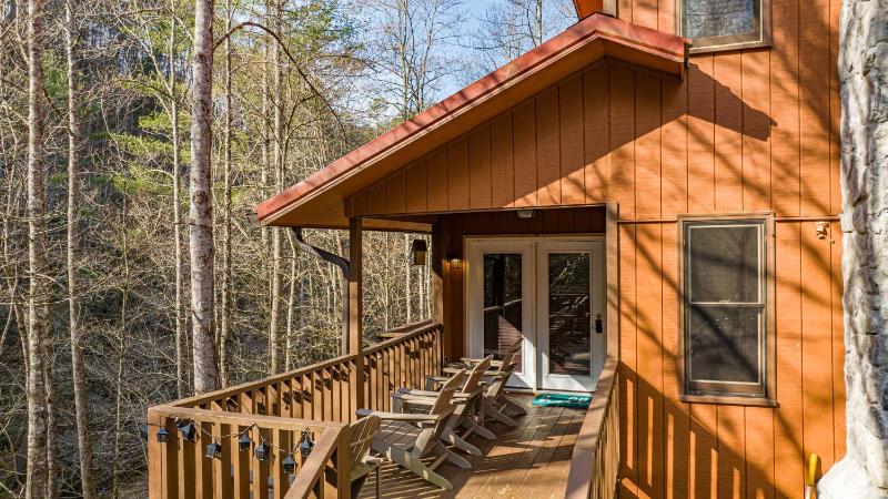 Southern Luxury Cabin with Fireplace and Grill - image 18