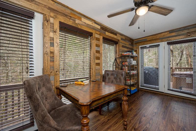 Southern Luxury Cabin with Fireplace and Grill - image 33