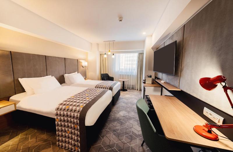 Standard Twin Room image 4
