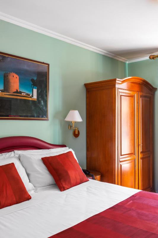 Economy Double Room image 3