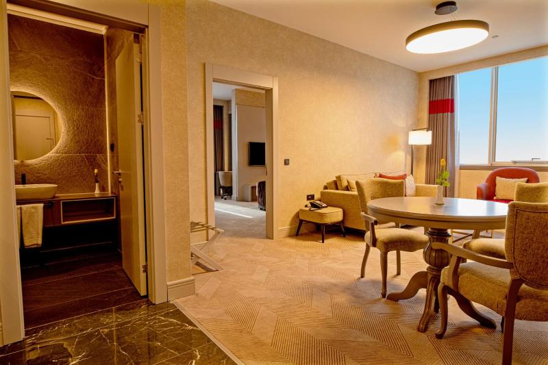 Deluxe King Suite - Smoking image 1