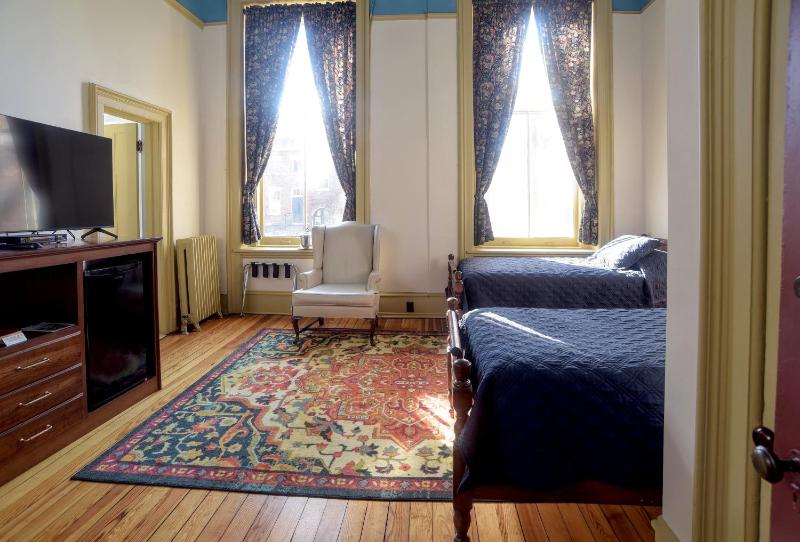Twin Room with Private Bathroom image 3