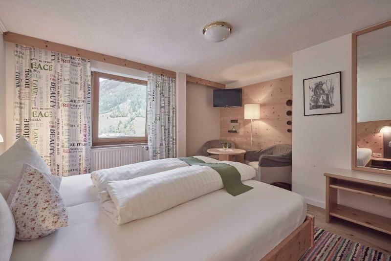 Standard Double or Twin Room image 4