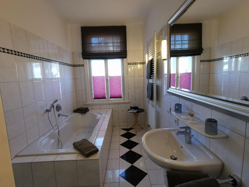 Double Room with Spa Bath image 4
