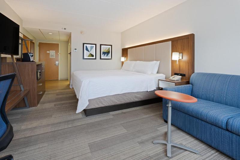 Standard King Room with Sofa Bed and Tub - Mobility Accessible  image 2