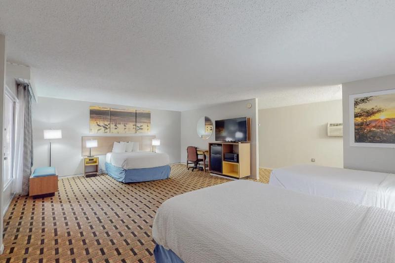 Room with Three Double Beds - Non-Smoking image 3