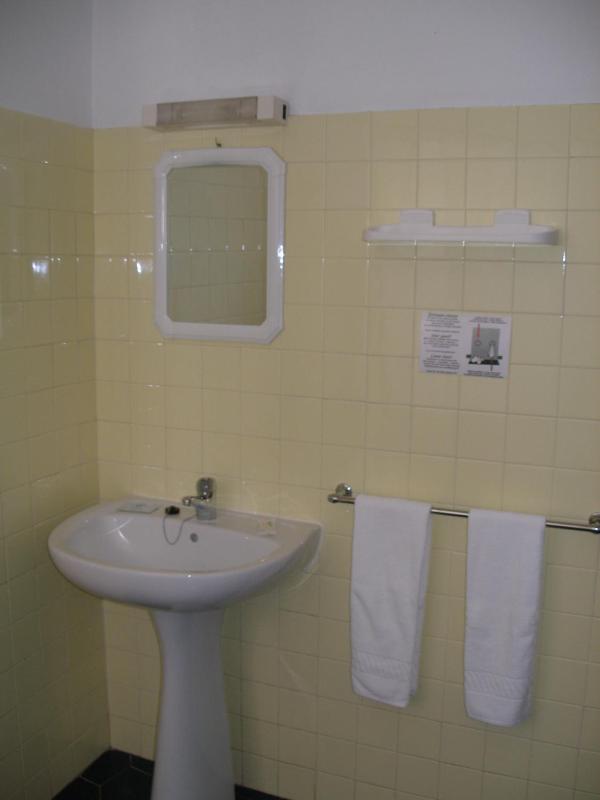 Studio with Twin Beds image 2