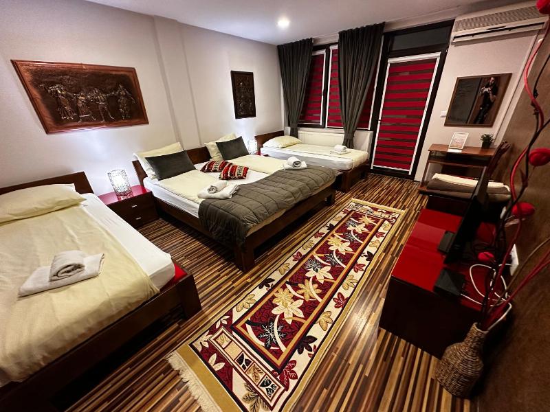 Superior Quadruple Room with Terrace and River View image 2