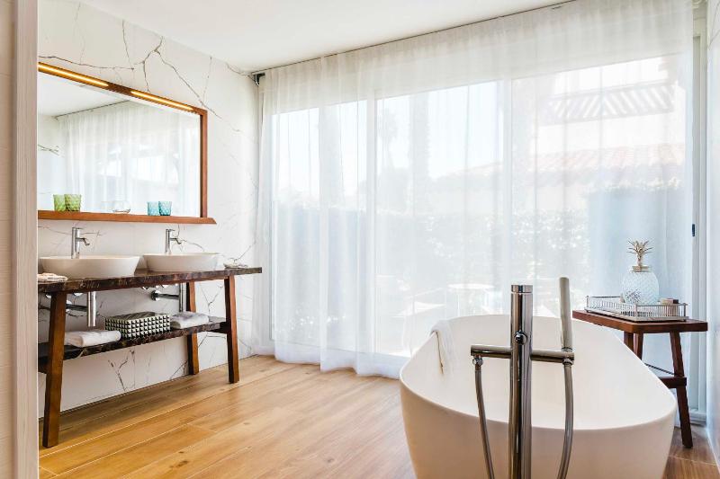 Suite Newport with Wellness Access image 4