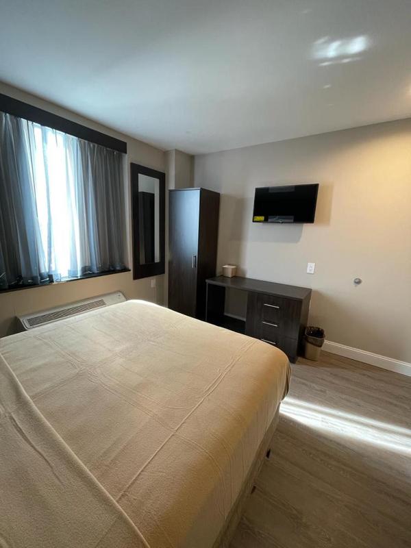 Queen Room image 4