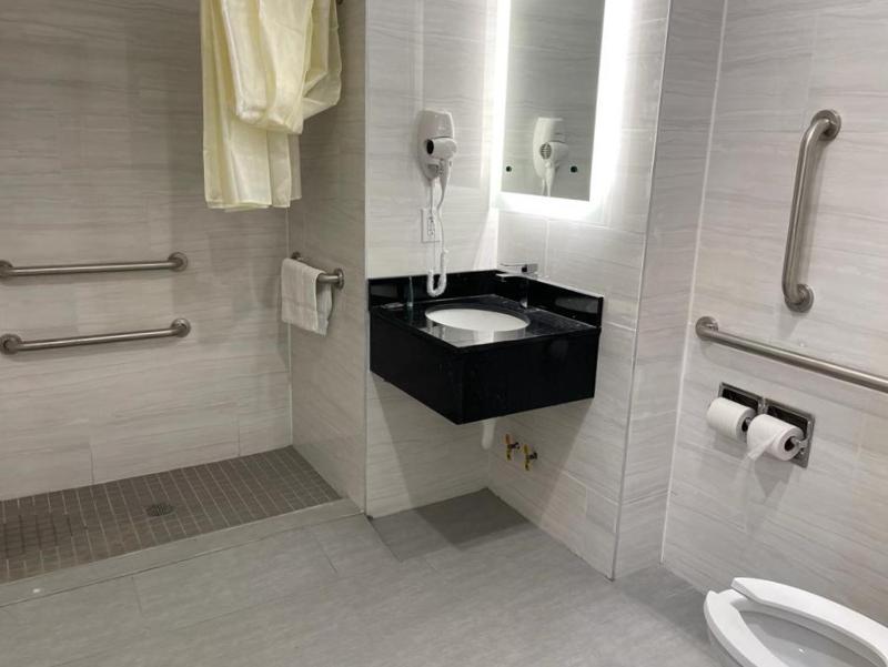 Standard Queen Room image 3