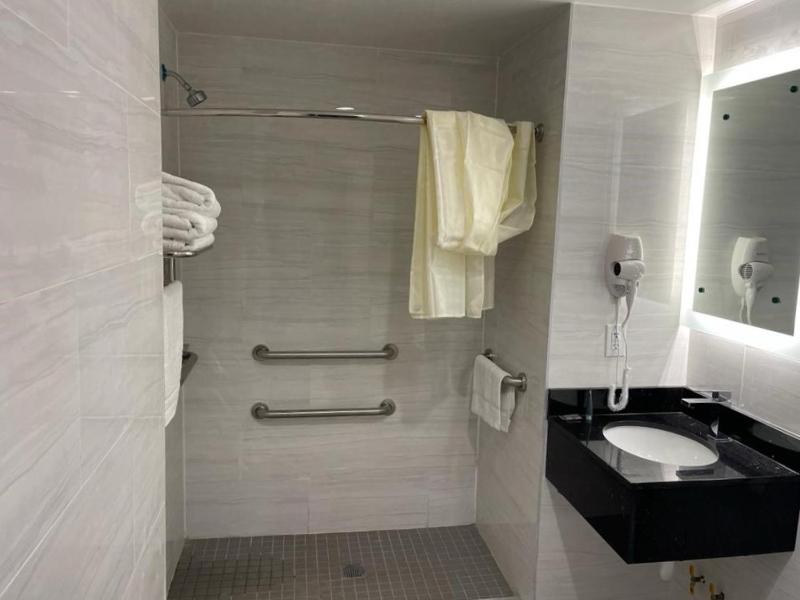 Standard Queen Room image 1