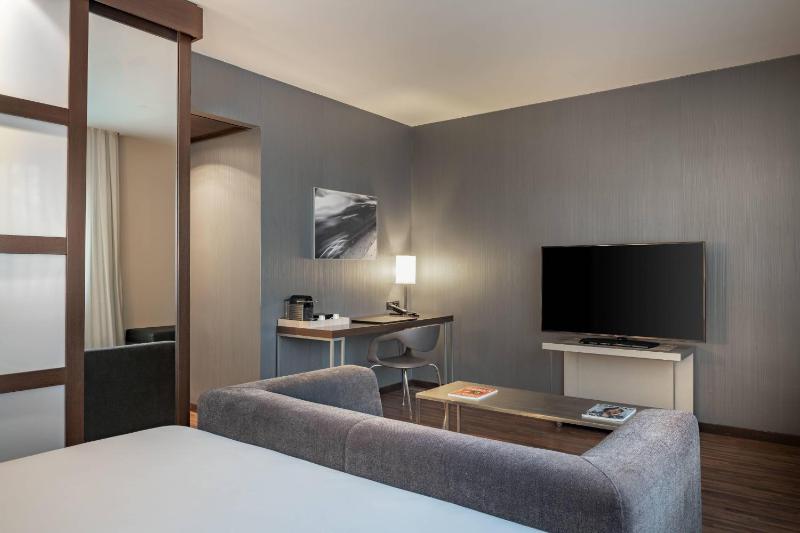 Superior King Room image 4