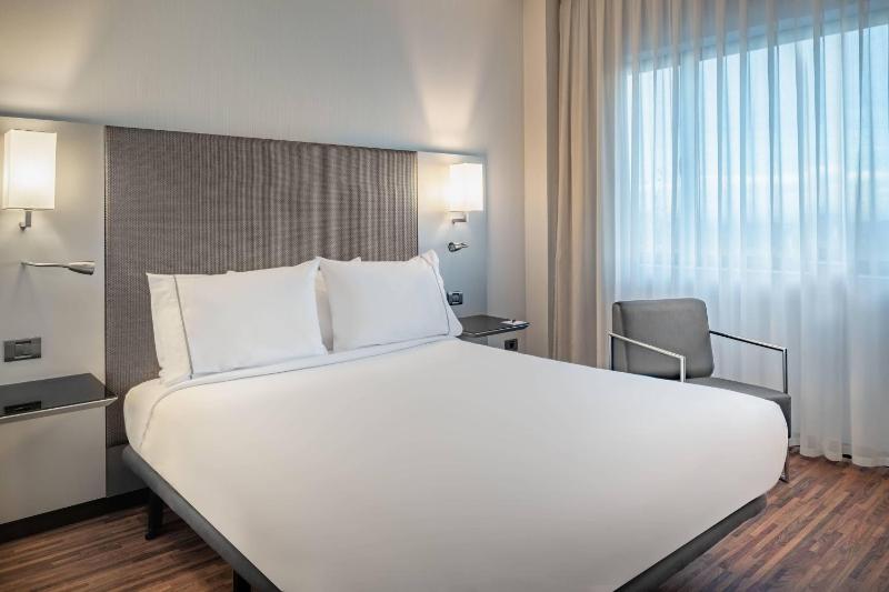 Standard Plus Queen Room image 1