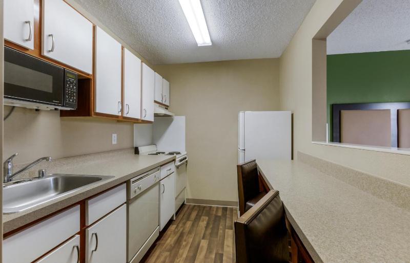 Deluxe Studio with 2 Queen Beds - Non-Smoking image 4