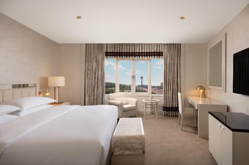 Classic Double Room with City View image 1