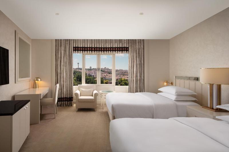 Classic Twin Room image 1