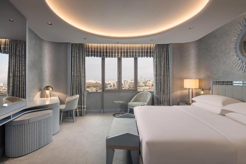 Premium King Room image 3