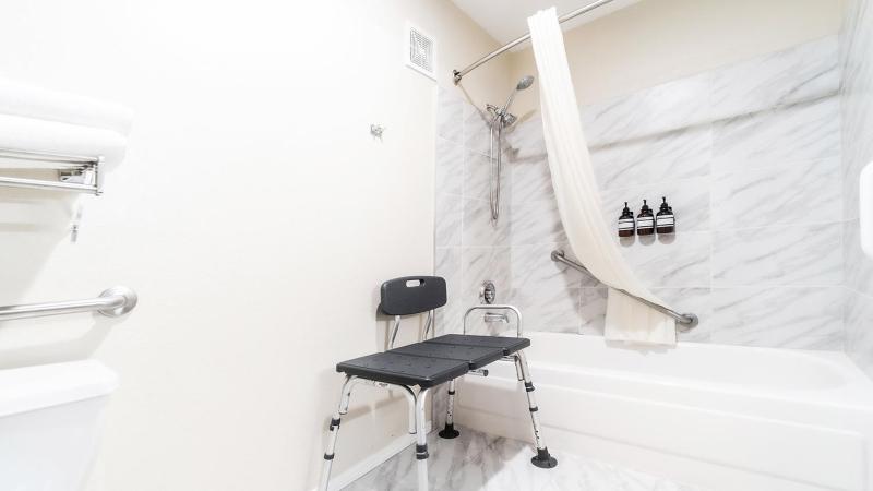 Queen Room - Accessible/Nonsmoking image 3