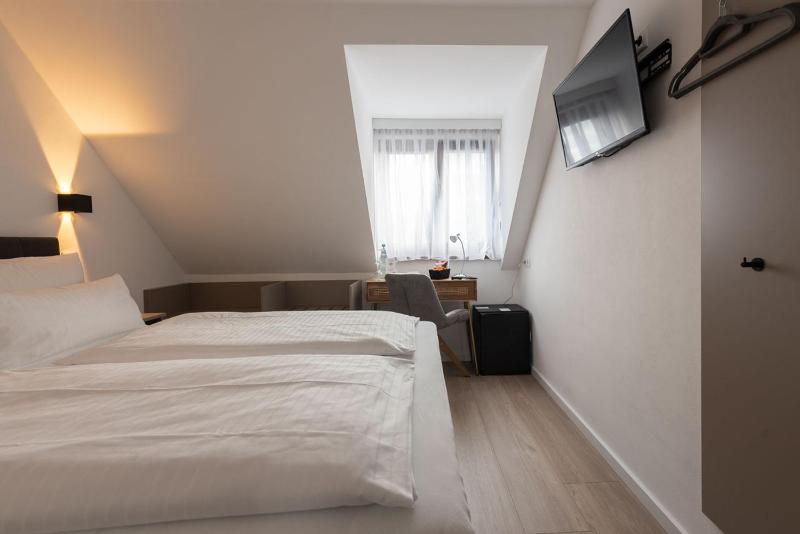 Budget Double Room image 4