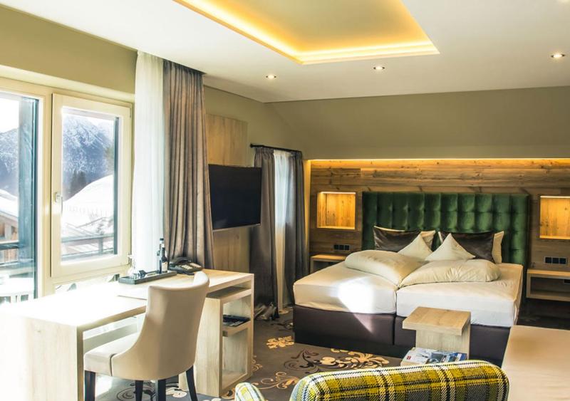Deluxe Double Room with Balcony image 1