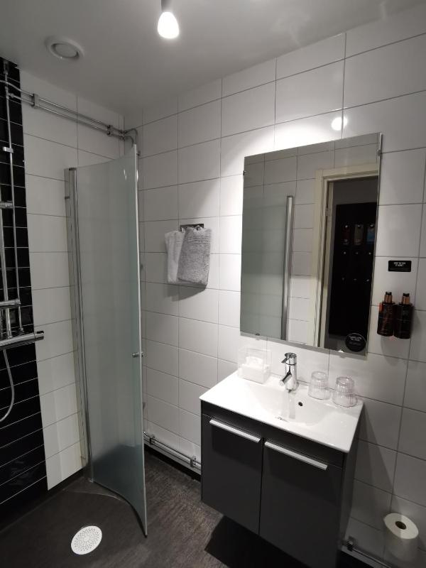 Compact Twin Room (No window) image 4
