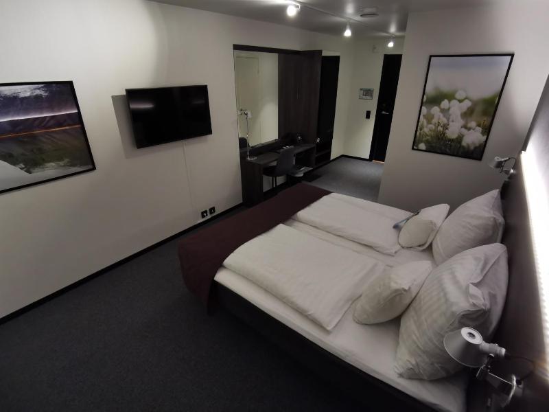Compact Twin Room (No window) image 3