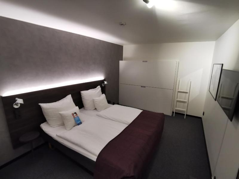 Compact Twin Room (No window) image 2