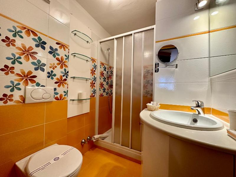 Deluxe Single Room with Balcony image 4