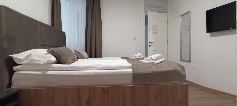 Standard King Room image 4