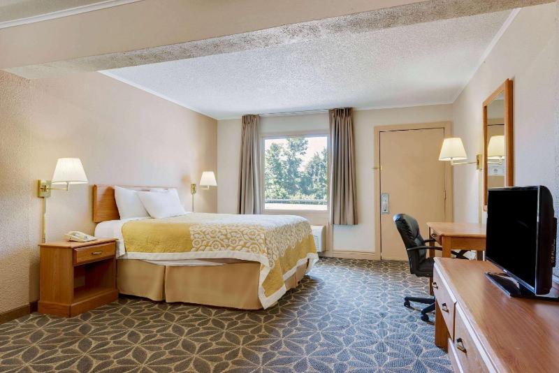 Queen Room with Bathtub - Mobility Accessible/Non-Smoking image 1