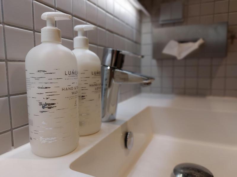 Standard Twin Room image 4