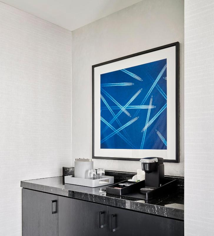 Deluxe King Room image 2