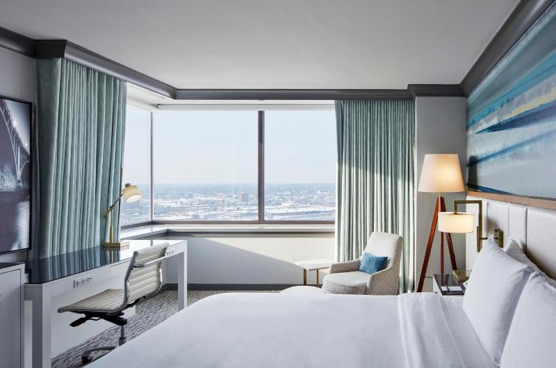 Deluxe King Room with Landmark View image 4