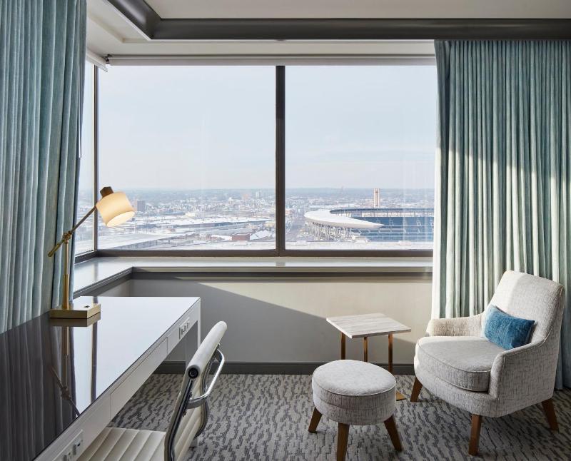 Corner King Room with Landmark View image 2