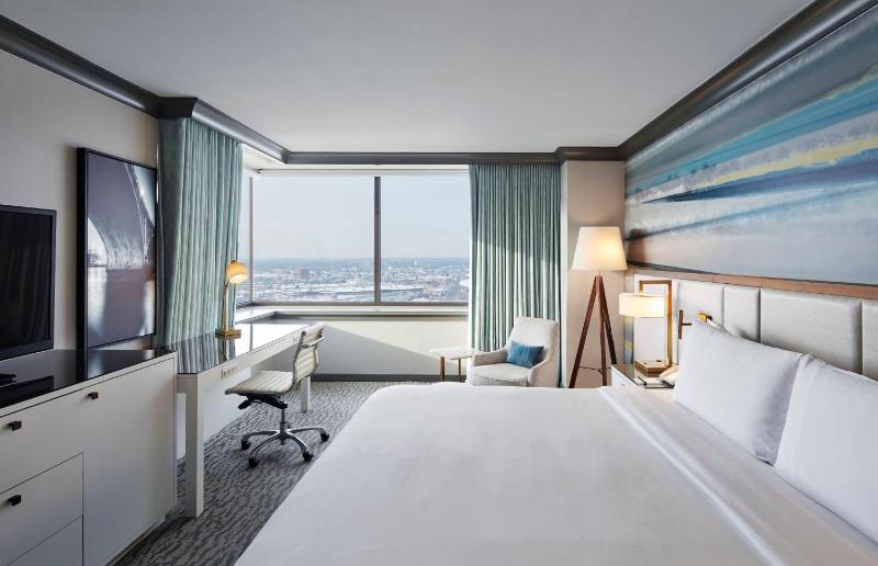 Corner King Room with Landmark View image 3