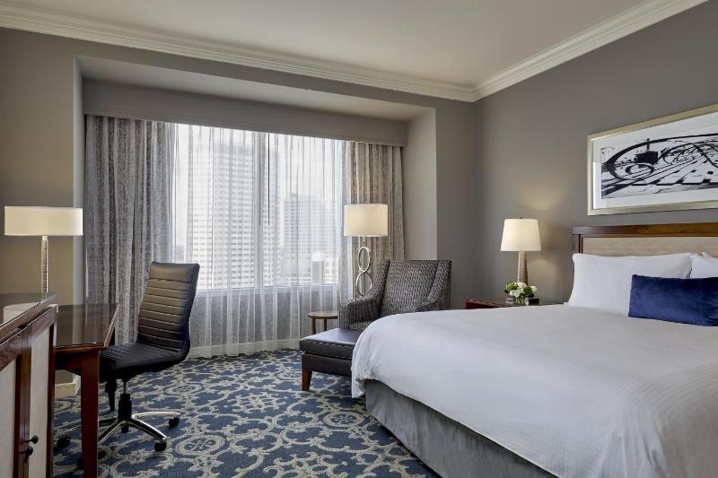 Deluxe King Room with City View image 2