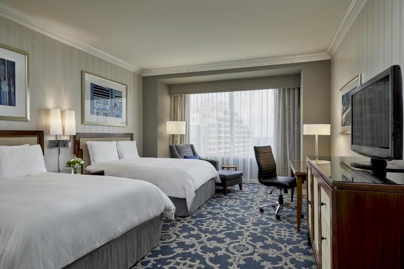 Deluxe Queen Room with City View image 2