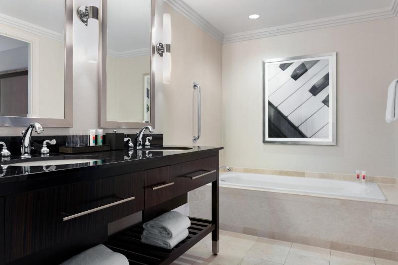 Luxury Suite image 2