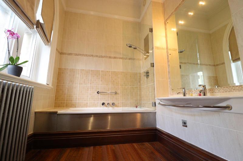 Classic Double Room - Main Building image 3