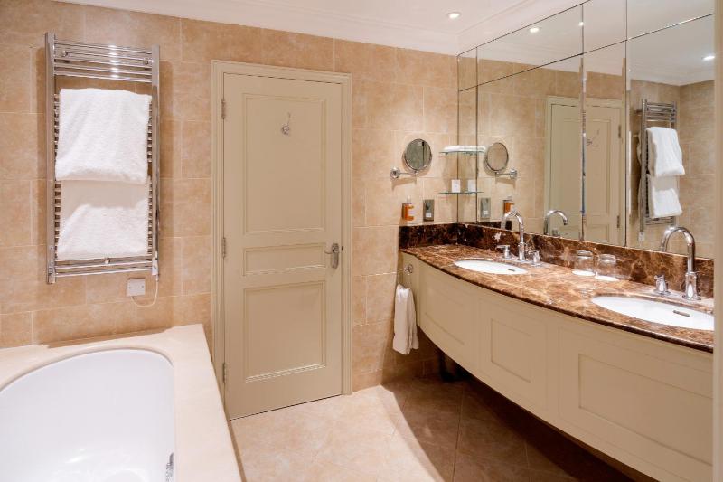 Deluxe Room image 3