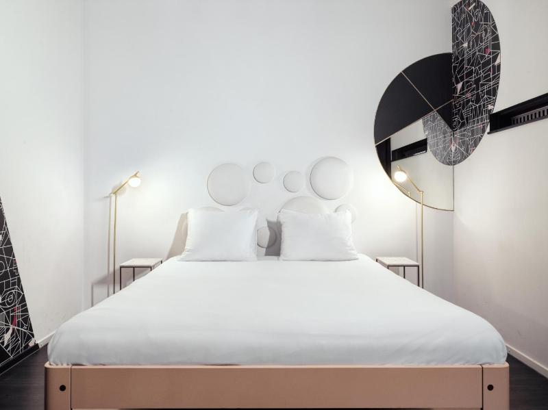 Deluxe King Room image 4
