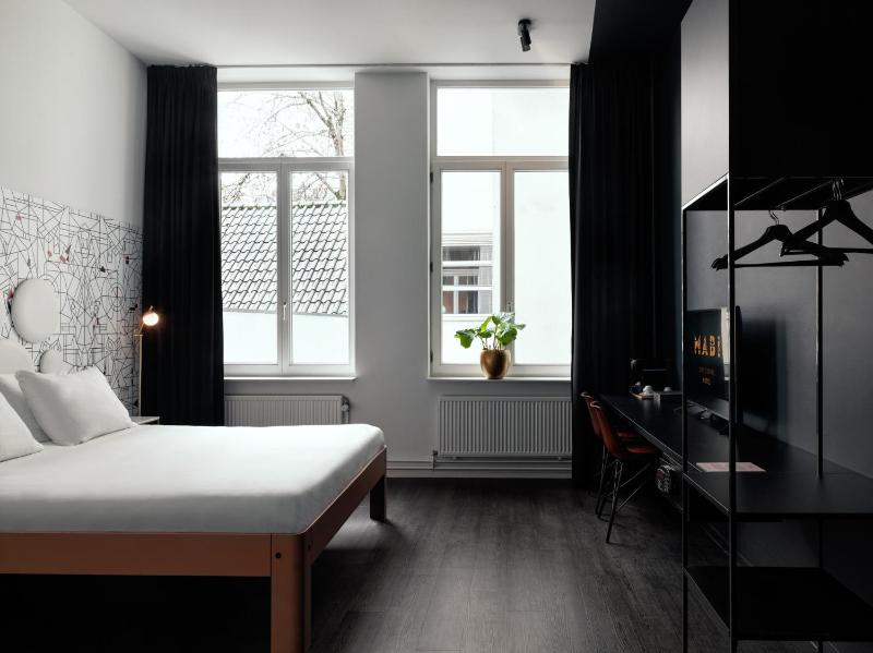Superior King Room image 4